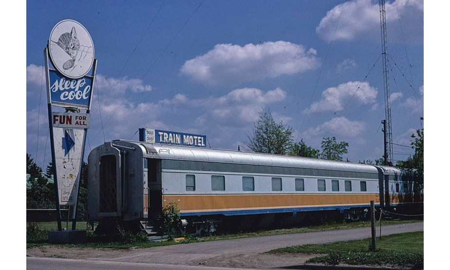 这张照片摄于1980年，拍摄于南达科他州苏福尔斯市的火车汽车旅馆。生意失败后，这些汽车分别被卖给了私人企业。