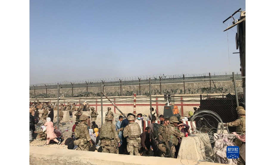 8月22日，大批民众聚集在阿富汗喀布尔机场外。新华社发（拉赫马图拉·阿里扎达摄）