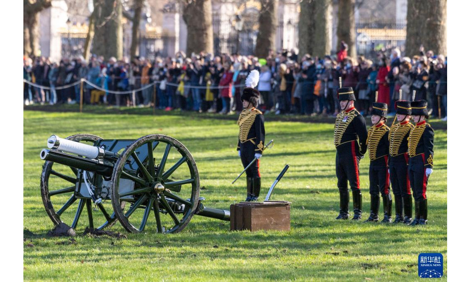 2月7日，英国士兵在伦敦白金汉宫旁的格林公园鸣放礼炮，庆祝女王伊丽莎白二世登基70周年。

　　伊丽莎白二世1952年在其父乔治六世国王病逝后，于当年2月6日登基。

　　新华社发（雷伊·唐摄）