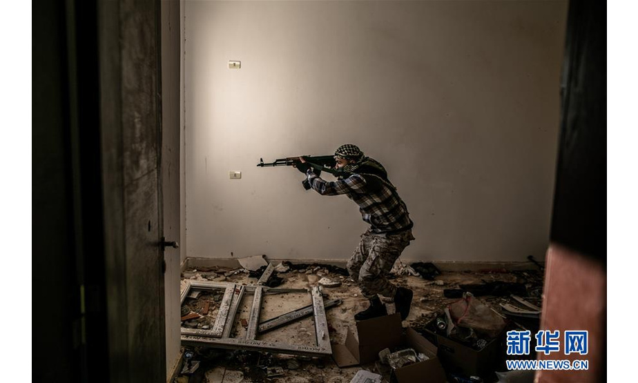 3月8日，在利比亚的黎波里，民族团结政府武装人员在战斗中射击。新华社发（阿姆鲁·萨拉胡迪恩摄）