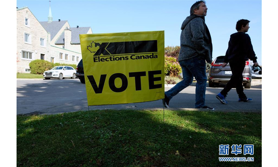 10月21日，在加拿大蒙特利尔，选民到达一个投票站。 加拿大第43届联邦众议院选举21日举行，将选举产生338名联邦众议员。 新华社发（拉菲·克尔德摄）