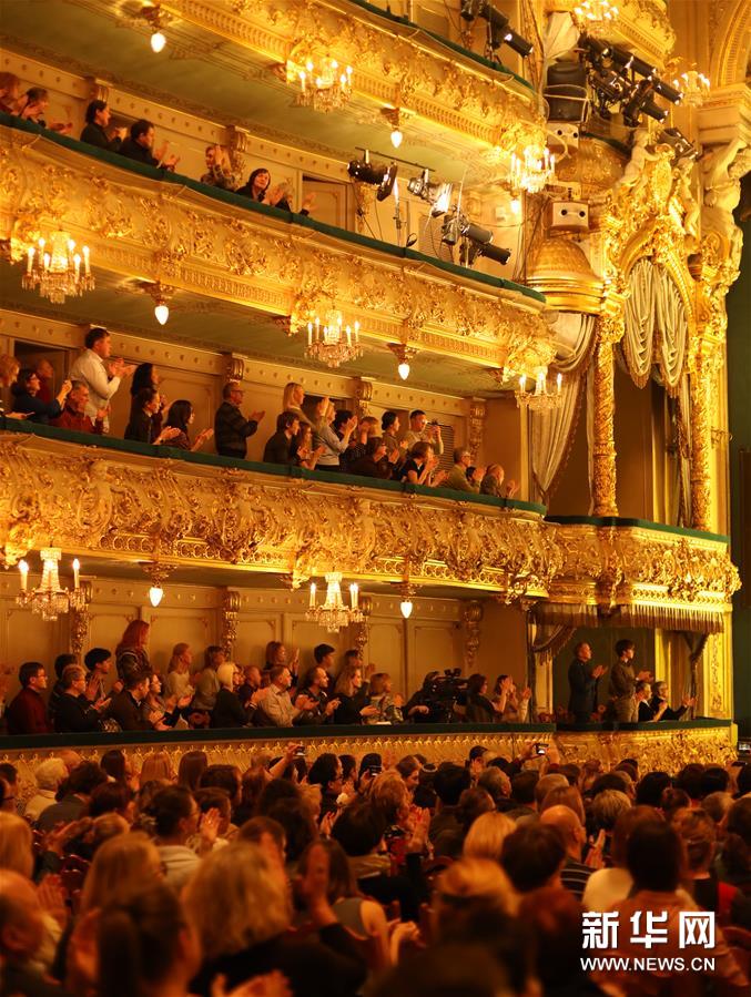 12月3日，观众在俄罗斯圣彼得堡马林斯基剧院为舞剧《孔子》鼓掌喝彩。新华社发（扎拉耶娃摄）
