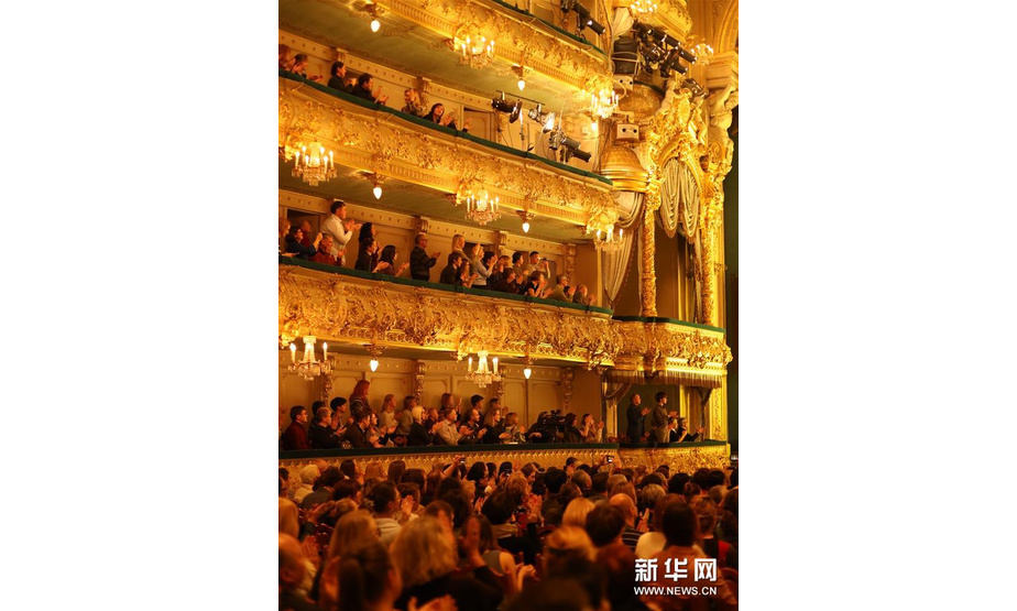 12月3日，观众在俄罗斯圣彼得堡马林斯基剧院为舞剧《孔子》鼓掌喝彩。新华社发（扎拉耶娃摄）
