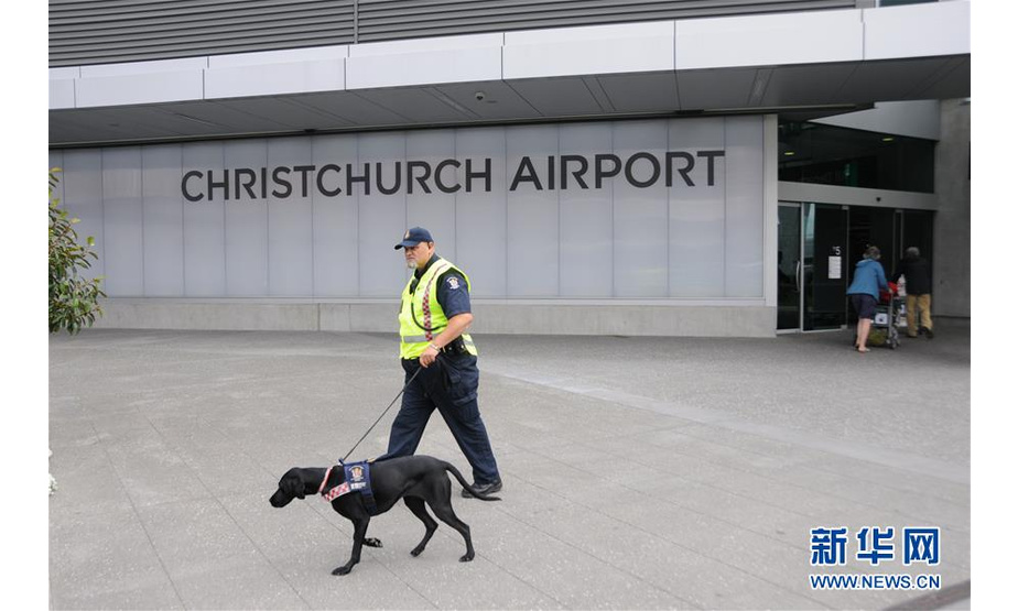 3月17日，警察在新西兰克赖斯特彻奇国际机场巡逻。 新西兰警察总署17日宣布，由于新发现一名遇难者，目前新西兰克赖斯特彻奇市枪击案已致50死50伤。 新华社记者卢怀谦摄

