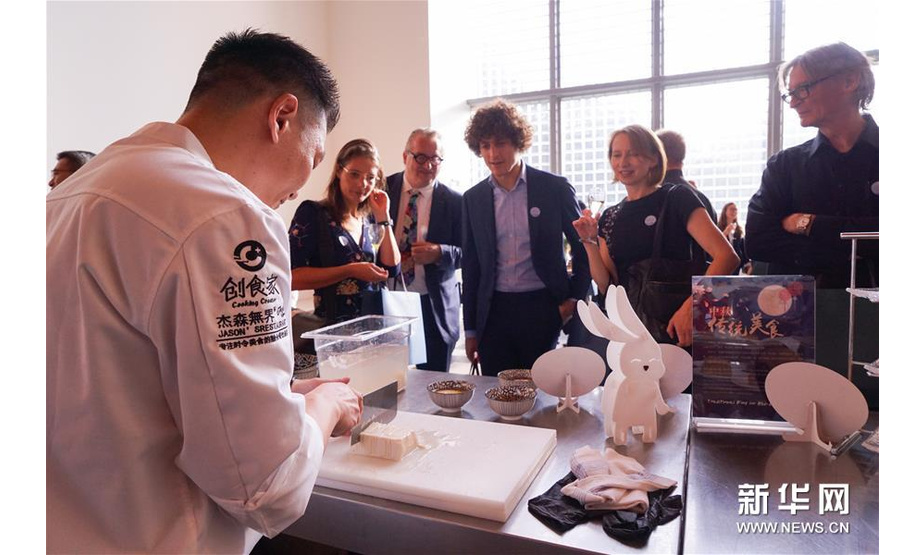 9月13日，在荷兰海牙，一名厨师为来宾展示淮扬菜的刀工。 新华社记者 林立平 摄