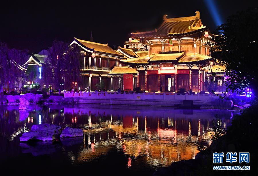 这是7月7日拍摄的洛阳洛邑古城夜景。 近日，河南洛阳的夜晚愈发缤纷多彩。立足于厚重的隋唐文化底蕴，洛阳正通过创新夜游产品打响“古都夜八点”品牌，激活文旅消费。 新华社记者 李安 摄