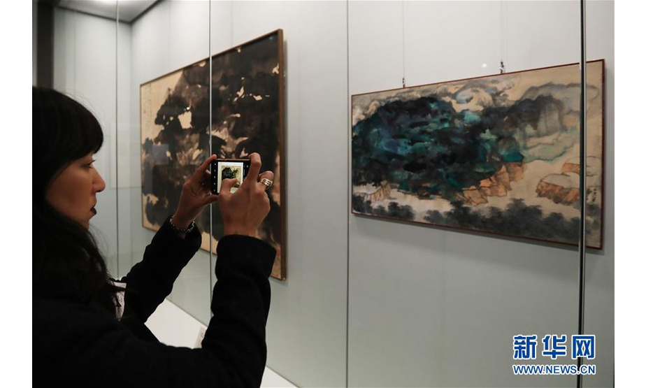 12月9日，在美国旧金山亚洲艺术博物馆，参观者拍摄张大千作品。新华社发（刘艺霖摄）