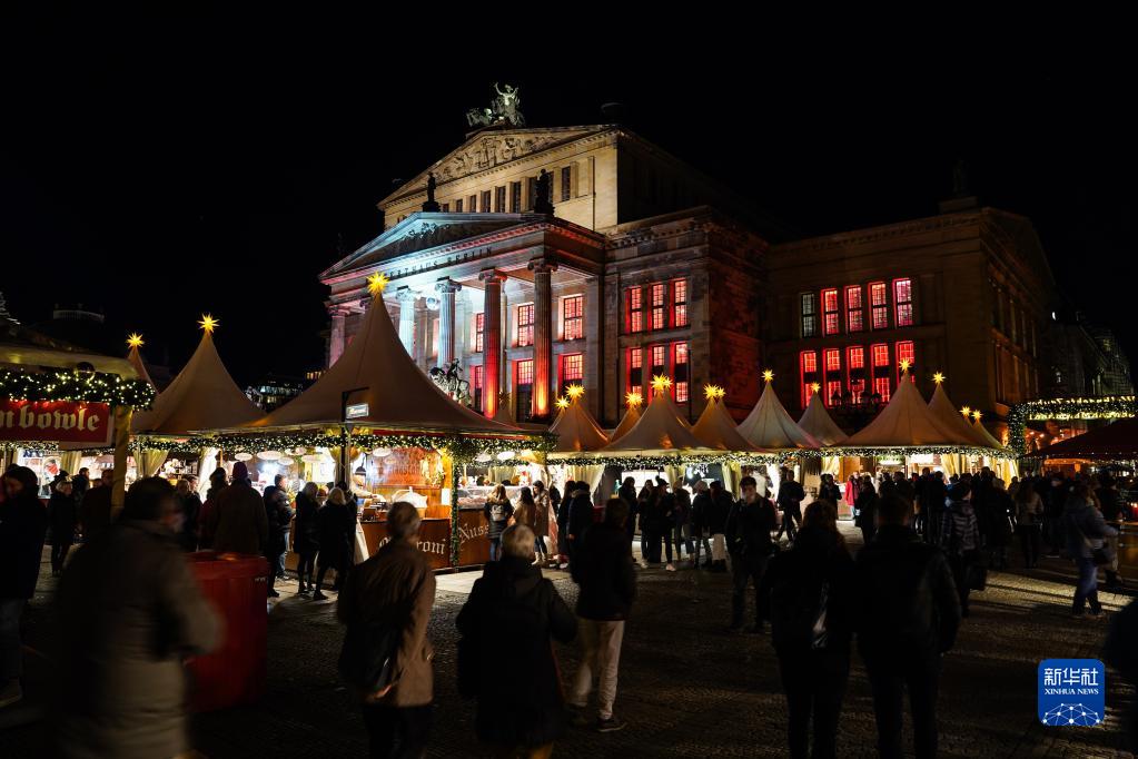 11月22日，人们游览位于德国首都柏林宪兵广场的圣诞市场。

　　受新冠疫情影响，德国柏林、法兰克福等地的圣诞市场有的取消，有的在较为严格的防疫措施下开放。

　　新华社发（斯特凡·蔡茨摄）
