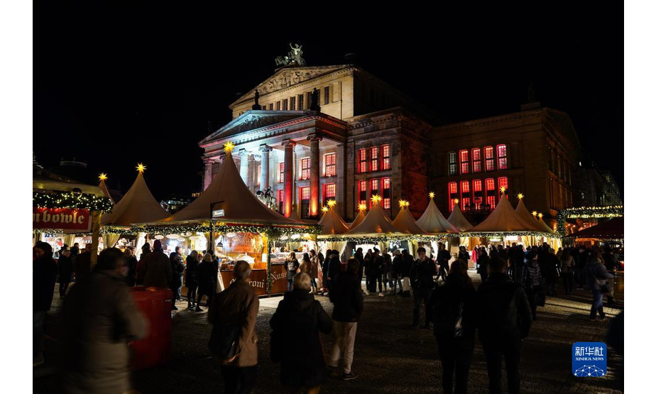 11月22日，人们游览位于德国首都柏林宪兵广场的圣诞市场。

　　受新冠疫情影响，德国柏林、法兰克福等地的圣诞市场有的取消，有的在较为严格的防疫措施下开放。

　　新华社发（斯特凡·蔡茨摄）