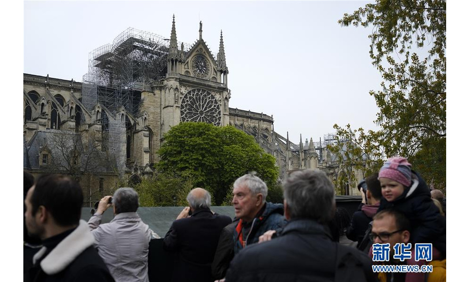 4月16日，在法国巴黎，消防人员在巴黎圣母院工作。 法国消防部门16日上表示，当天上午10点巴黎圣母院的火情已经全部扑灭，目前进入对火灾调查和损失评估阶段。