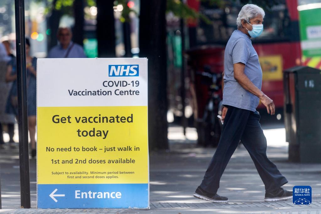 9月7日，一名男子从英国伦敦一家新冠疫苗接种中心门前走过。

　　英国政府9月6日发布的数据显示，该国累计新冠确诊病例超700万例，达7018921例。

　　新华社发（雷伊·唐摄）