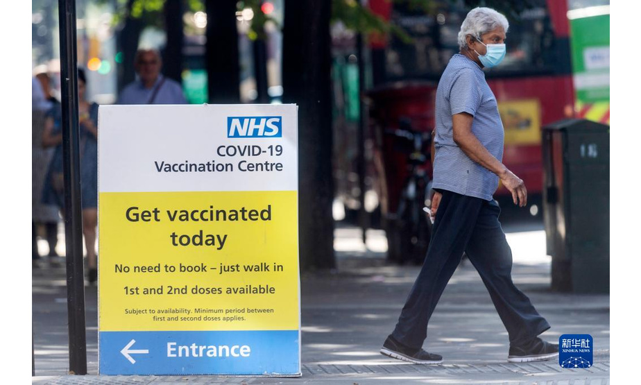 9月7日，一名男子从英国伦敦一家新冠疫苗接种中心门前走过。

　　英国政府9月6日发布的数据显示，该国累计新冠确诊病例超700万例，达7018921例。

　　新华社发（雷伊·唐摄）