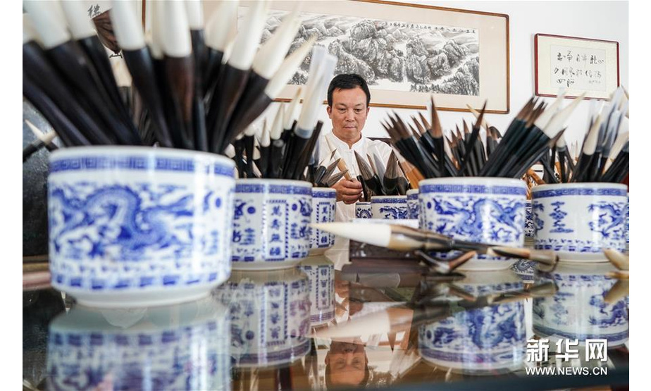8月8日，周鹏程在自己的笔庄内整理做好的毛笔。 新华社记者 李博 摄