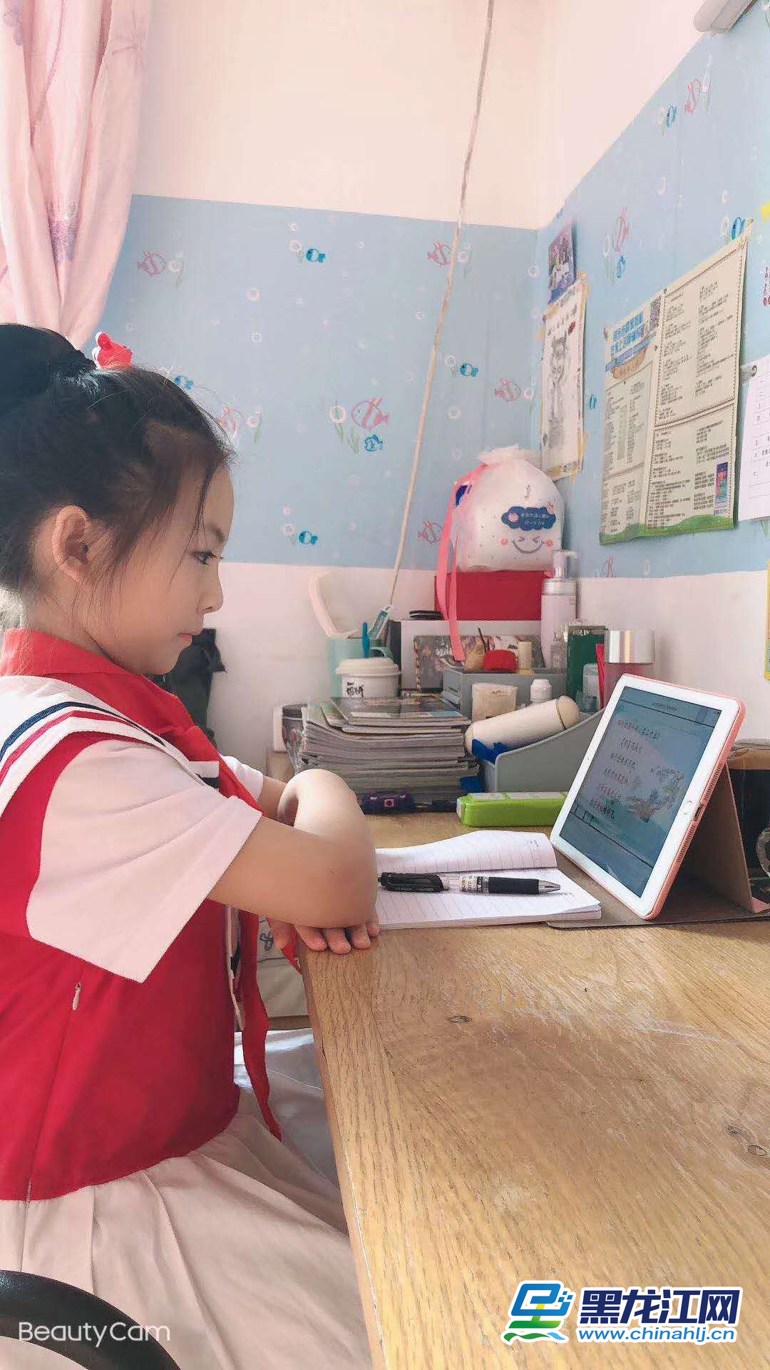 3月2日，黑龙江省春季新学期开学第一天，为维护疫情防控大局、确保广大师生身体健康，全省274万4349名中小学生同时参加线上学习，实现“停课不停学”，这在黑龙江基础教育史上前所未有。图为哈尔滨市奋斗小学学生正在线上学习。