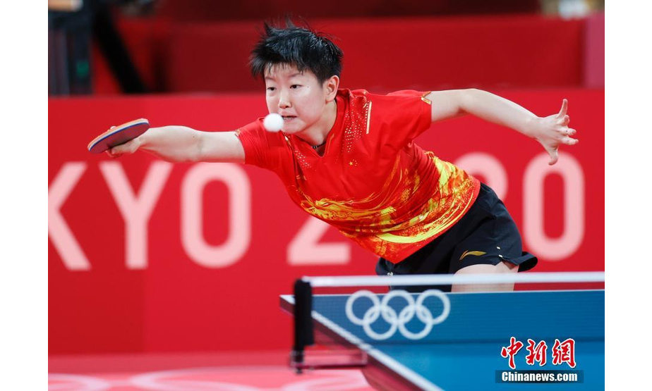 7月29日，在东京奥运会乒乓球女子单打决赛中，中国选手陈梦以4比2战胜队友孙颖莎，夺得冠军。孙颖莎获得亚军。图为孙颖莎在决赛中。 中新社记者 杜洋 摄