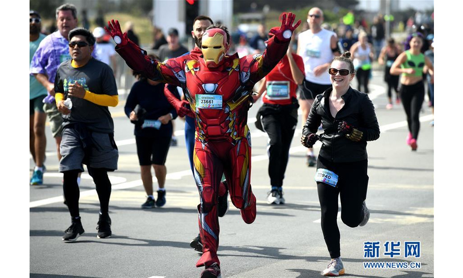 5月20日，在美国加州旧金山，参赛者穿着奇装异服参加越湾长跑活动。新华社记者吴晓凌 摄