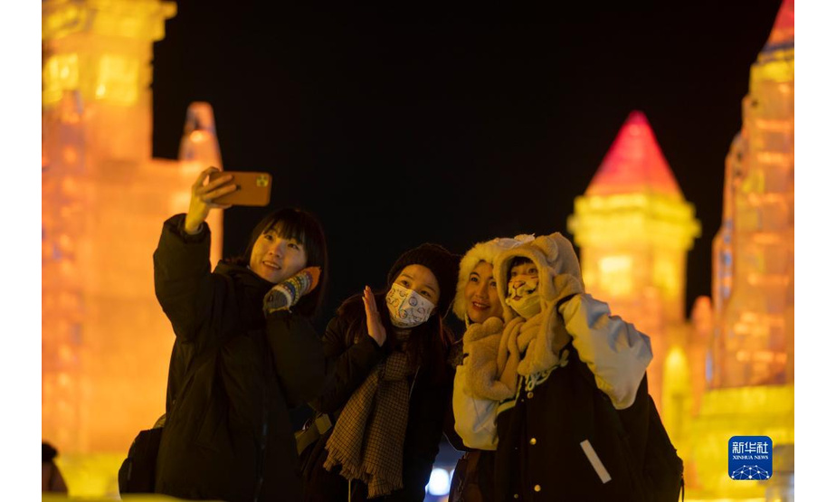 2月27日，游客在哈尔滨冰雪大世界园区拍照留念。

　　当日是第二十三届哈尔滨冰雪大世界开园的最后一天，许多市民和游客来到这里游玩。

　　新华社记者 张涛 摄