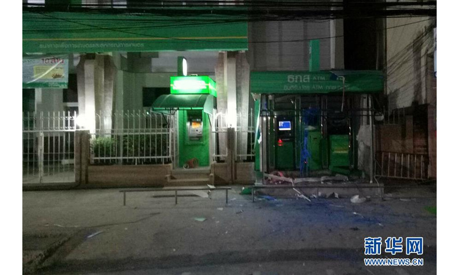 这是5月20日在泰国南部北大年府拍摄的遭到爆炸袭击的银行自动提款机。据泰国媒体报道，泰国南部当晚发生10多起小型爆炸，导致至少2人受伤。报道说，那拉提瓦府、北大年府、也拉府及宋卡府的10多起爆炸几乎同时在当地时间晚7时左右发生，主要目标为市中心的银行自动提款机。也有报道称，一些电线杆被炸，部队在当地设立的关卡遭到枪击，还有些地方发现了可疑爆炸装置。新华社发