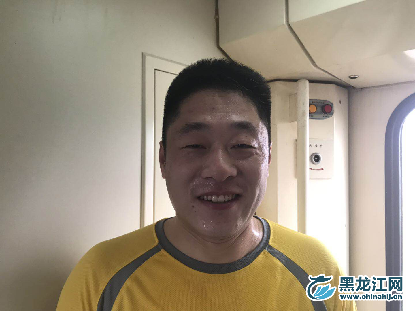 汗珠打湿了面容，笑容又将汗水蒸发。宋菲 摄