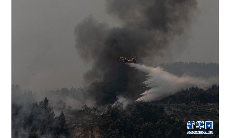 8月5日，一架消防飞机在希腊埃维亚岛的山火现场灭火。

　　希腊总理基里亚科斯·米佐塔基斯5日表示，在经历多日极端高温天气后，希腊正在应对多起山火，形势“极其危急”。

　　新华社发（莱夫泰里斯·帕特萨利斯摄）