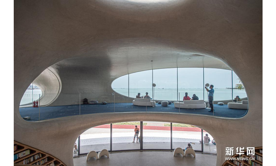 这是4月13日在海口市海口湾拍摄的云洞图书馆内部。新华社记者 蒲晓旭 摄