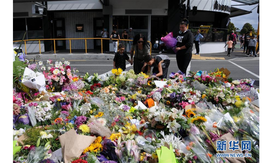 3月16日，在新西兰克赖斯特彻奇，人们悼念枪击案遇难者。 新西兰南岛克赖斯特彻奇市15日发生枪击案，枪手向当地两座清真寺开枪，造成49人死亡、40余人入院接受治疗。 新华社记者 卢怀谦 摄