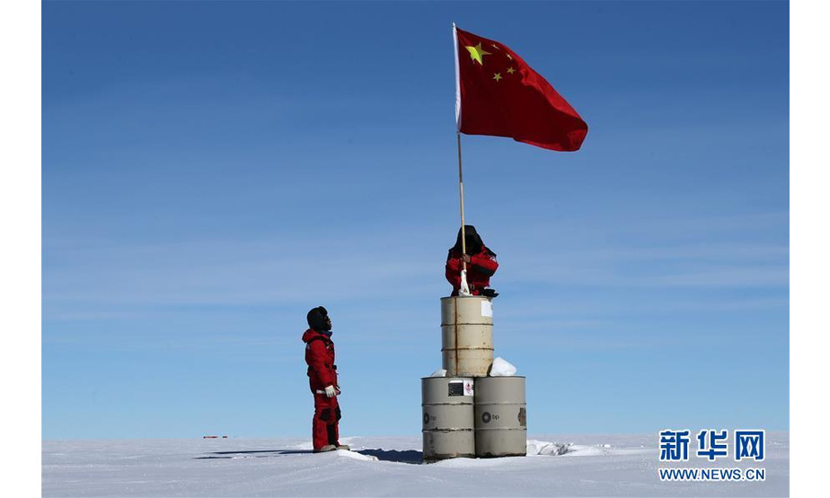 1月16日，中国第35次南极科考队昆仑队队员在南极冰盖最高点冰穹A换上一面崭新的国旗。

　　当日，中国第35次南极科考队昆仑队队员来到海拔4093米的南极冰盖最高点冰穹A，在南极冰盖之巅换上了一面崭新的国旗。

　　新华社记者刘诗平 摄