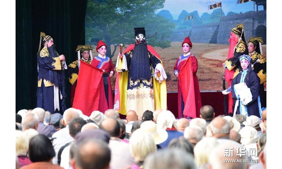 9月29日，在曲周县安寨镇前衙村，演员为村民表演豫剧《铡美案》。 新华社记者 朱旭东 摄