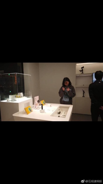 郑爽素颜和男朋友张恒逛街 小鸟依人展露幸福