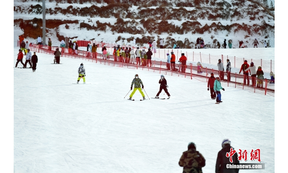 北京2022年冬奥会开幕在即，作为赛时雪上项目举办地之一，崇礼万众瞩目。据张家口市商务局统计，目前张家口已建成滑雪场9家，拥有高、中、初级雪道共177条。其中，崇礼7家大型滑雪场每年冬季接待游客近300万人次。无论是滑雪“小白”还是滑雪“发烧友”，都可以在这找到适合自己的雪道。图为2021年12月8日，滑雪爱好者在崇礼富龙滑雪场享受冰雪运动。 中新社记者 翟羽佳 摄