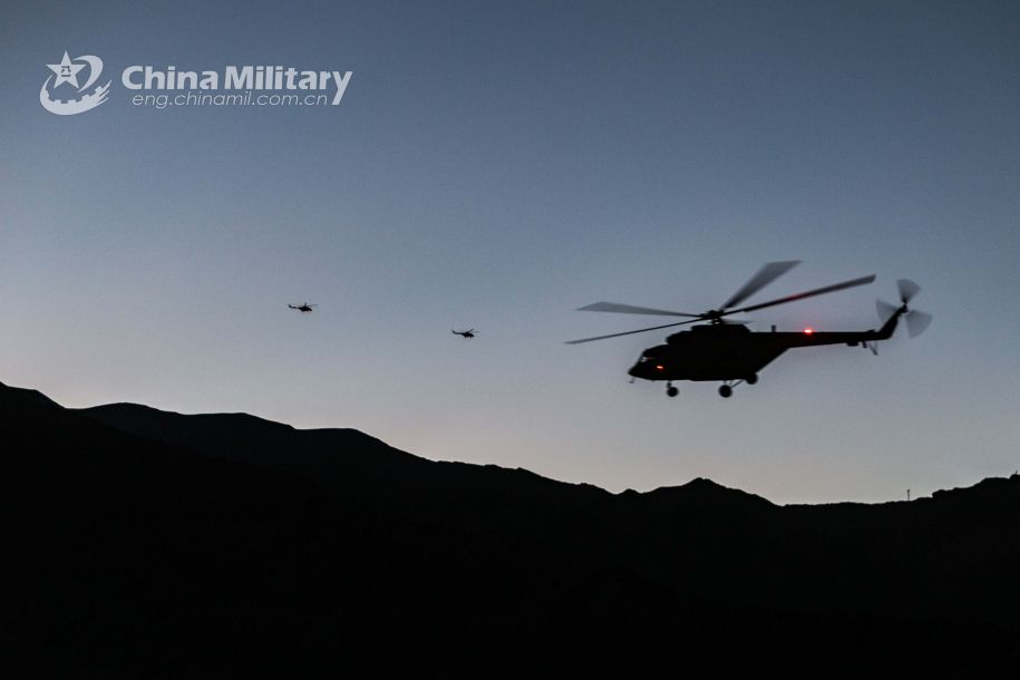 米-171直升机群傍晚出动演练。（图片来源：中国军网）