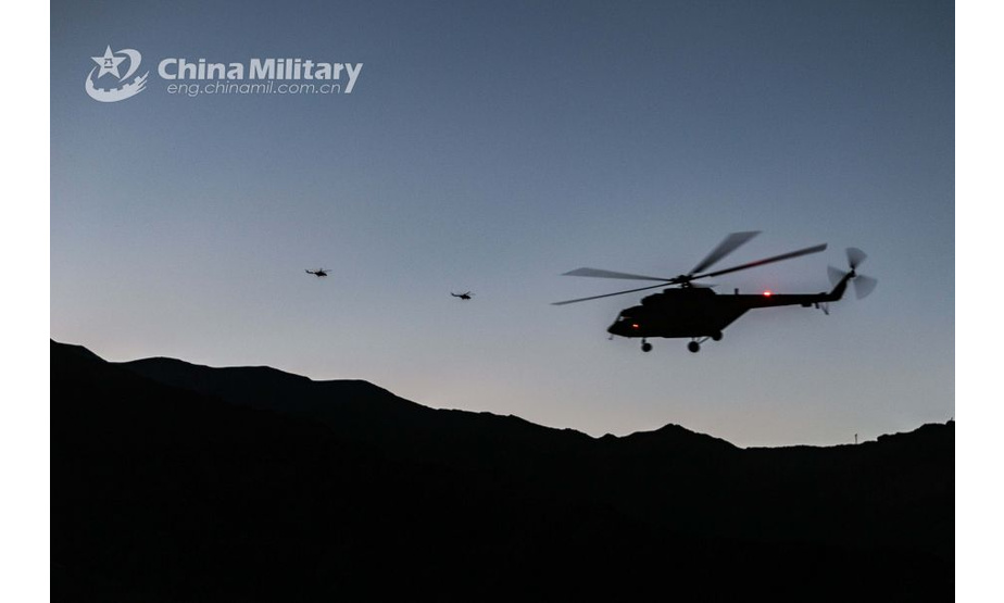 米-171直升机群傍晚出动演练。（图片来源：中国军网）