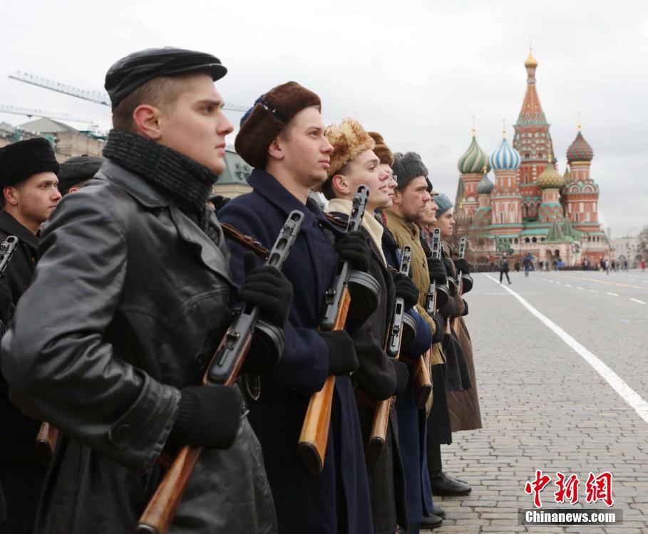 当地时间11月7日，莫斯科红场举行阅兵式，纪念1941年红场阅兵式。1941年，德军兵临莫斯科城下。为了鼓舞苏联官兵士气，苏联高层决定于当年11月7日在红场举行阅兵式。部队接受检阅完后直接开赴战场。1941年阅兵式被称为战争史上的奇迹，极大鼓舞了苏联军民抗击法西斯的士气。中新社记者 王修君 摄