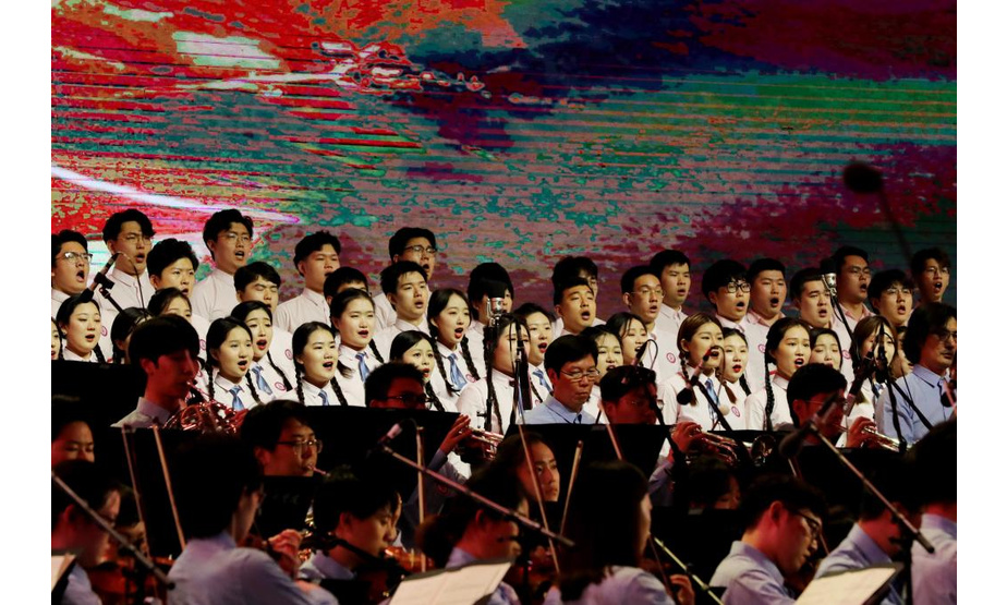 这是5月23日拍摄的演出现场。

当日，2021光明·如实辰山草地广播音乐节在上海辰山植物园举行，上海音乐学院新时代版《长征组歌》在音乐节上演。

新华社记者 方喆 摄