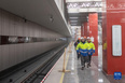 12月2日，在俄罗斯首都莫斯科，工作人员走在莫斯科地铁第三换乘环线西南段米丘林大街站内。<br/><br/>　　12月7日，由中国铁建承建的莫斯科地铁第三换乘环线西南段投入运行。俄罗斯总统普京以视频连线形式出席通车仪式并宣布正式开通。2017年1月，中国铁建中标莫斯科地铁第三换乘环线西南段项目，标段全长5.4公里，包含阿明耶沃站、米丘林大街站、韦尔纳茨基大街站3个车站和9条盾构隧道建设任务，这也是俄罗斯首次在地铁施工领域引进中国企业。走进米丘林大街地铁站，红色立柱、团寿纹、祥云等中国元素随处可见。这里已经成为中俄友谊的新地标，展现出“一带一路”上的跨文化盛景。<br/><br/>　　新华社记者 白雪骐 摄
