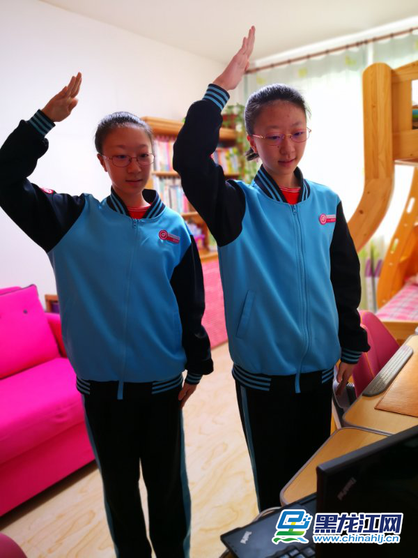 3月2日，黑龙江省春季新学期开学第一天，全省各地中小学举行线上升旗仪式，鼓励学生在疫情中做好防护，认真学习，做到“停课不停学”。图为哈尔滨市第49中学全校师生举行2019-2020下学期开学式暨以“战疫之中，遇见更美好的自己”为主题的网络升旗仪式。