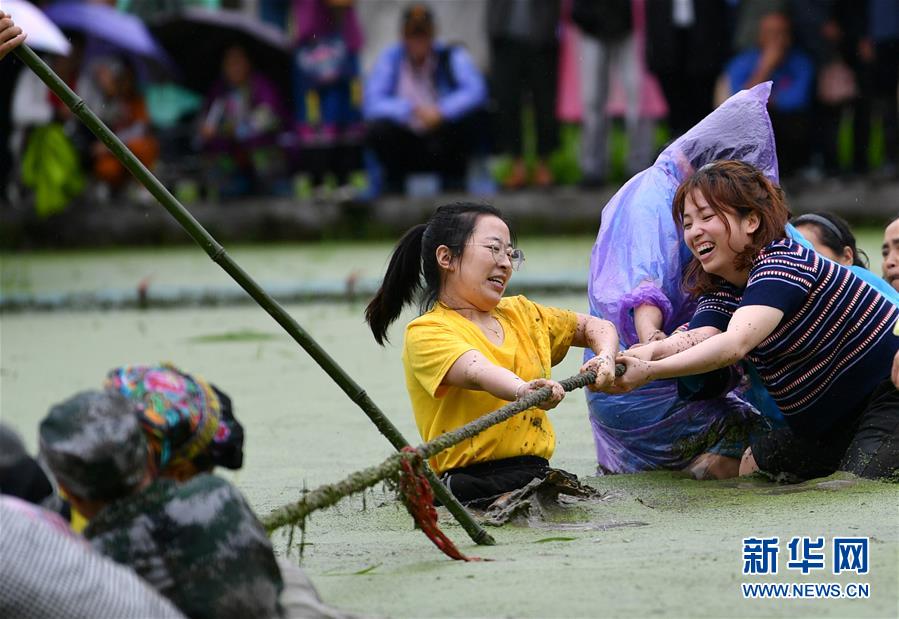 6月16日，人们在花垣县十八洞村参加趣味拔河比赛。