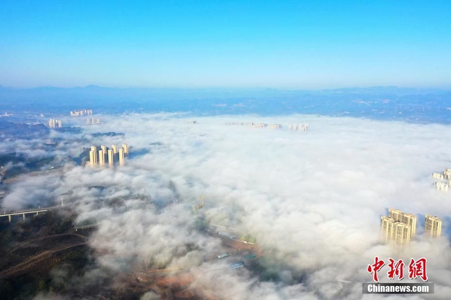 12月2日，湖北宜昌市点军区出现云海，城市在升腾的雾气中若隐若现，宛如仙境。宜昌位于长江上中游分界处，素有“三峡门户”之称。日前，宜昌多地曾出现降温降雨天气，当天天气转为晴好，气温有所回升，因此出现云海景观。刘亚靖 摄