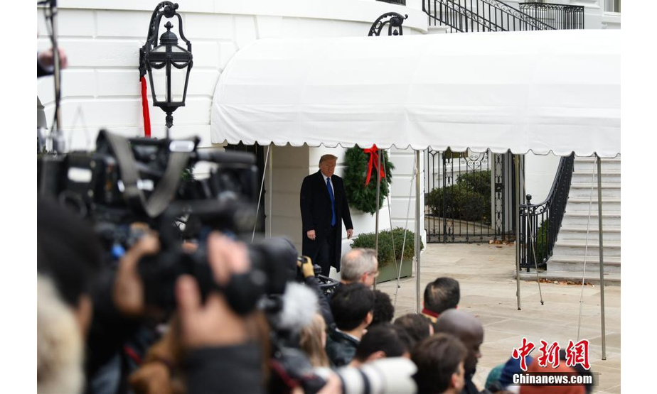 当地时间12月2日，美国总统特朗普从白宫出发，启程前往伦敦参加北约峰会。 中新社记者 陈孟统 摄