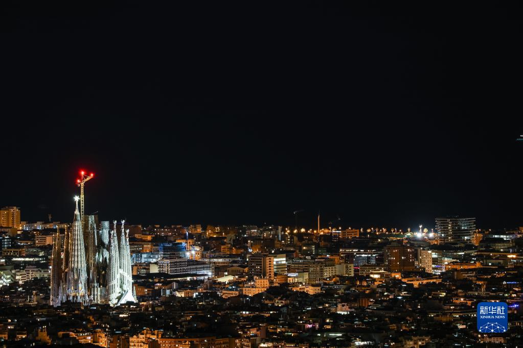 这是12月8日拍摄的西班牙巴塞罗那圣家堂。

　　西班牙巴塞罗那地标建筑圣家族大教堂（又称圣家堂）上的塔顶之星于11月29日安装，12月8日点亮，标志着教堂建设“封顶”。圣家堂由西班牙著名建筑师高迪设计，从1882年开始修建至今，预计将于2030年竣工。

　　新华社发（胡安·戈萨摄）
