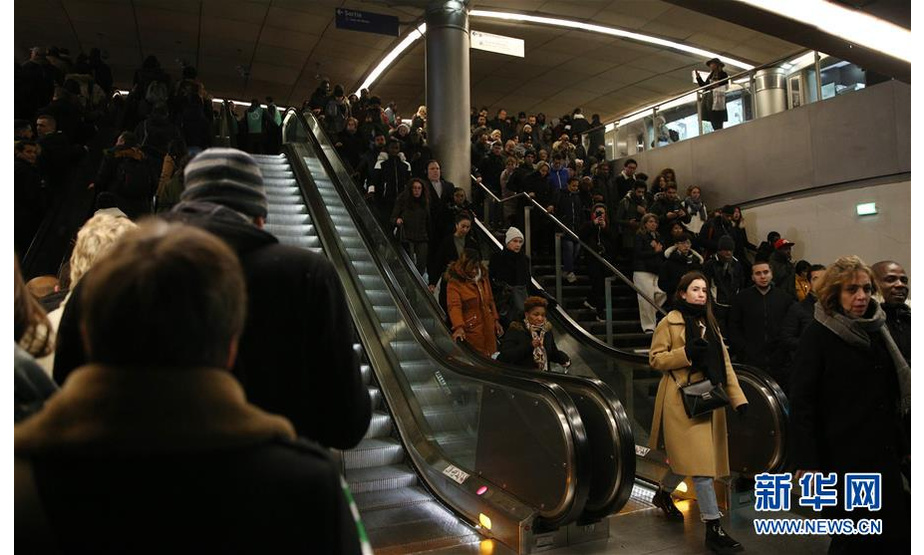 12月10日，在法国巴黎一个地铁站，人们排队进出站。法国全国跨行业大罢工及游行10日继续举行，交通、教育等多个行业受到影响。新华社记者 高静 摄