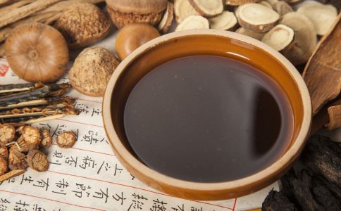 保温杯泡中药喝对身体好不好