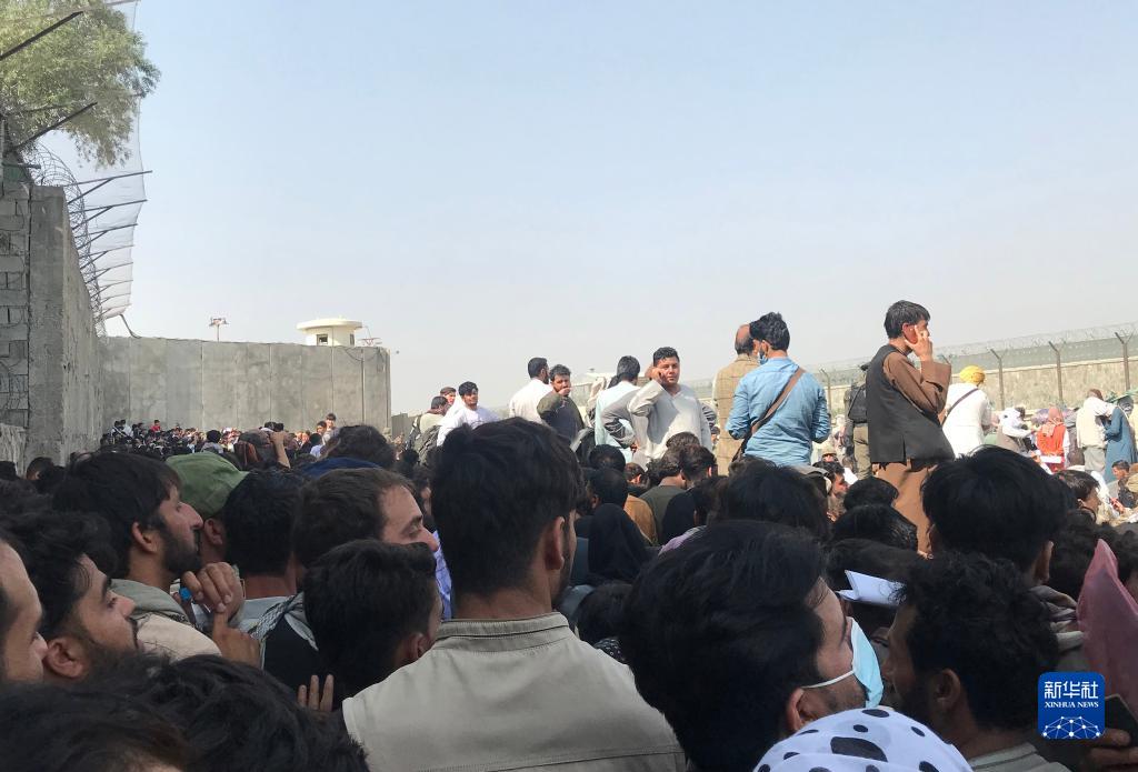 8月22日，大批民众聚集在阿富汗喀布尔机场外。新华社发（拉赫马图拉·阿里扎达摄）