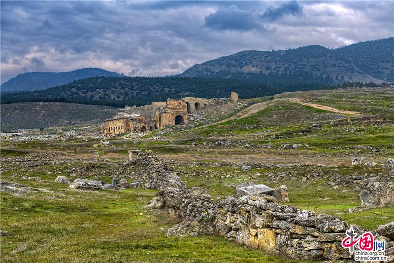 希拉波利斯古城是典型的罗马建筑，古代公墓、大浴室、集市、拱门、圆形剧场、阿波罗神庙遗址、希拉波利斯博物馆和古温泉依次由北至南散落其间。（作者：刘杰）