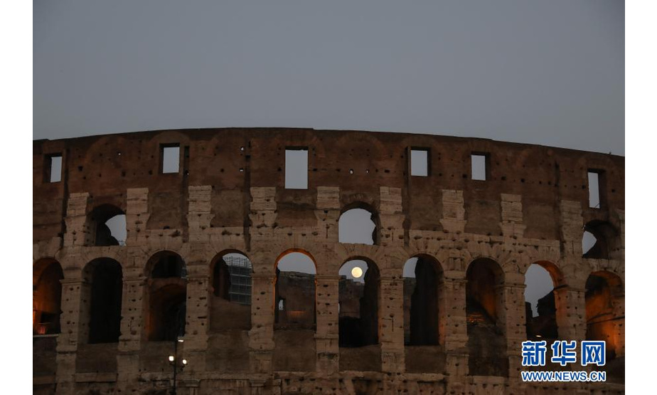 2月26日，意大利首都罗马斗兽场上升起一轮明月。

　　新华社记者 程婷婷 摄