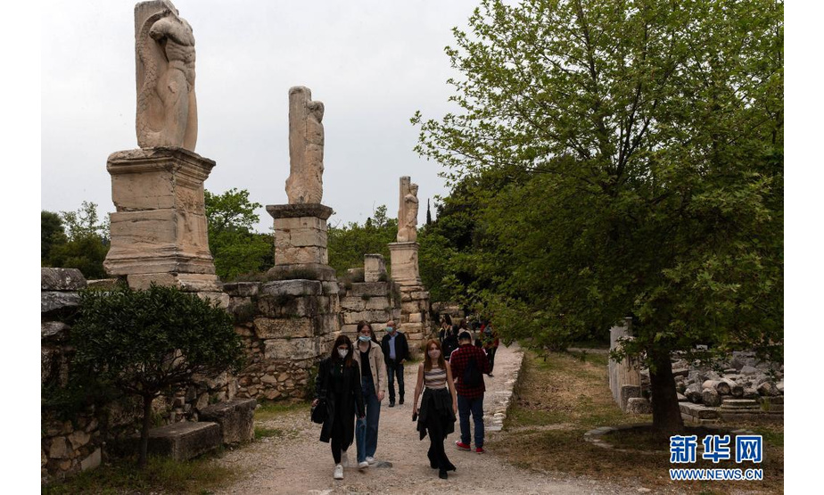 4月18日，游客在希腊首都雅典的赫菲斯托斯神庙参观。

　　4月18日是国际古迹遗址日，希腊国内的文化古迹当天免费向公众开放。

　　新华社发（马里奥斯·罗洛斯摄）
