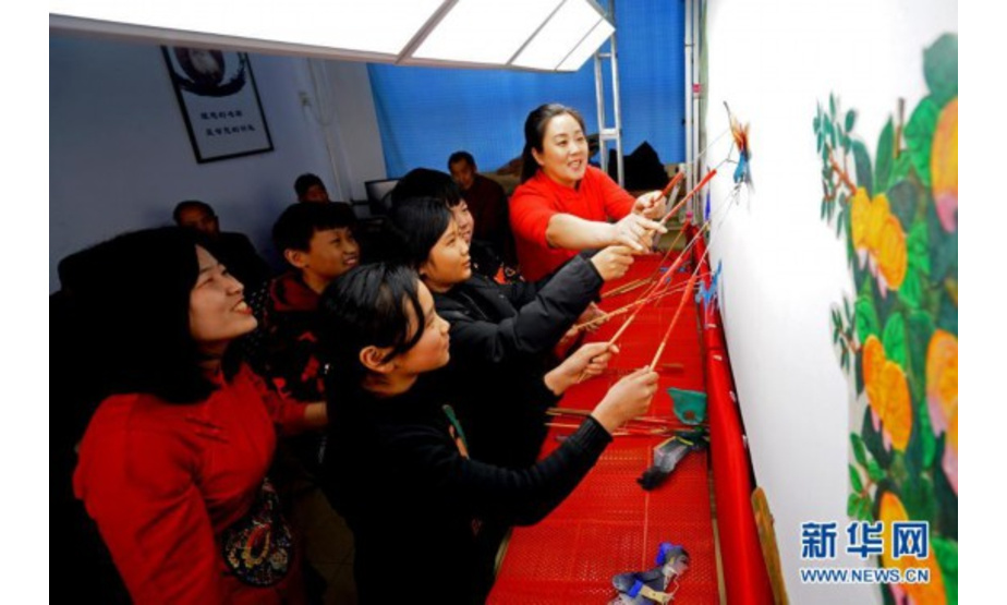 11月24日，皮影戏艺人在河北省沙河市西油村小学指导学生表演皮影戏。