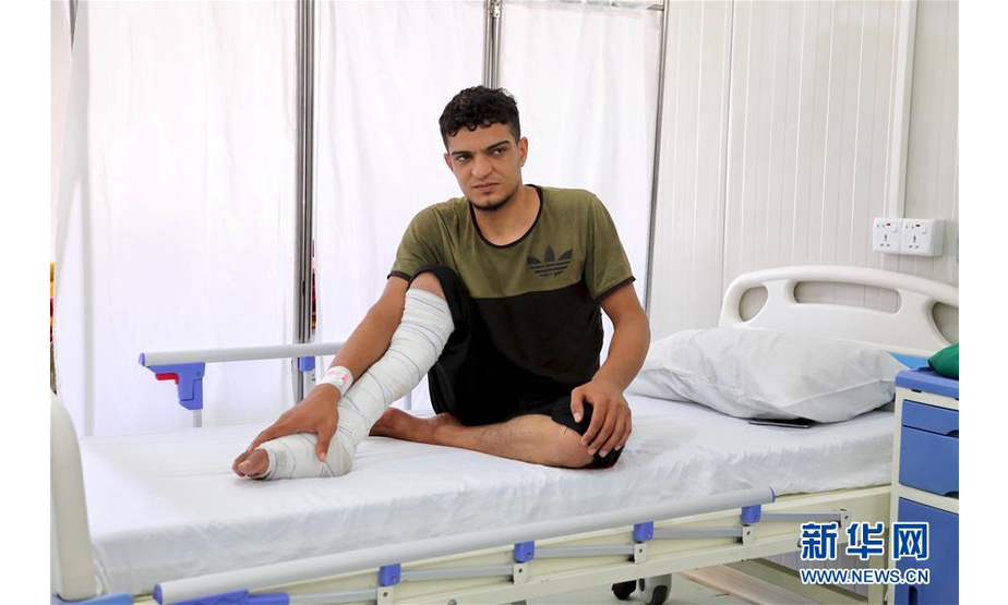 这是7月10日在伊拉克摩苏尔东城的“无国界医生”医院拍摄的26岁的修车工萨卡尔。 　　新华社发（哈利勒·达伍德摄）