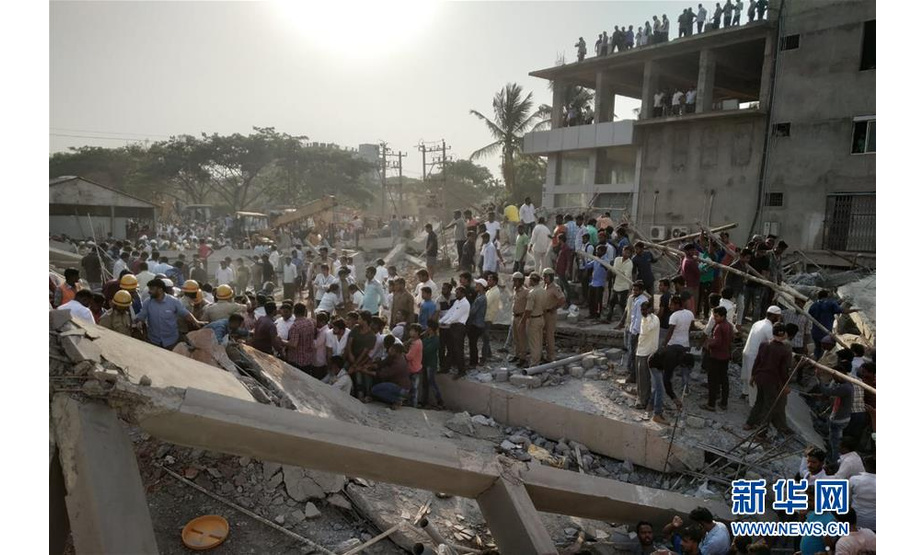 这是3月19日在印度卡纳塔克邦达尔瓦德市拍摄的楼房倒塌现场。 据印度媒体报道，印度南部卡纳塔克邦一在建楼房19日倒塌，目前已造成至少2人死亡、多人受伤，仍有约40人被埋。 新华社发