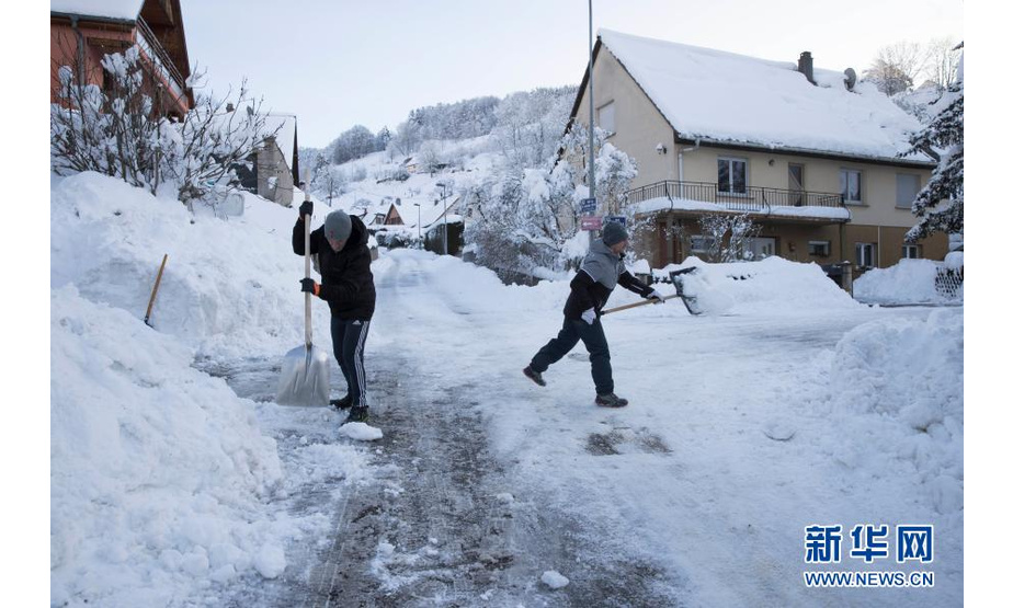 1月16日，在法国上莱茵省弗雷朗，人们清除路面的积雪。新华社发（亚基·内热朗摄）